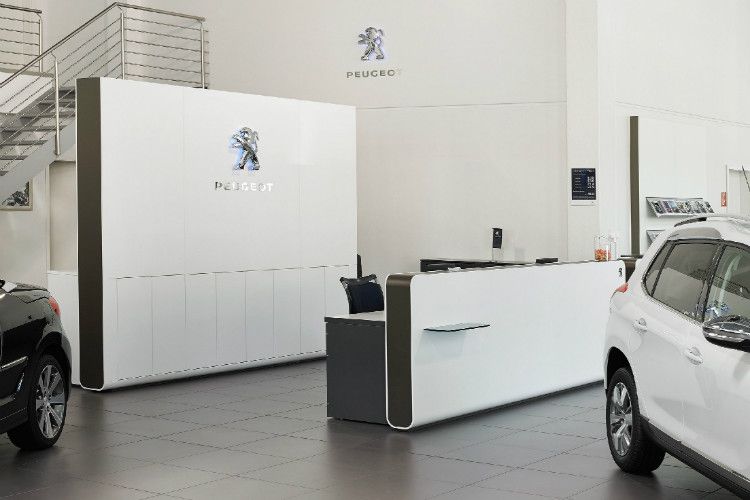 ... halten sich mit etwa 5.200 Euro für Service- und rund 14.700,00 Euro für Vertriebspartner in Grenzen. Allerdings ist die Erneuerung der Außen-CI hier nicht enthalten, da diese bereits vom Handel umgesetzt wurde. (Foto: Peugeot)