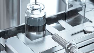 Anstelle von Optosensoren bieten sich u.a. Ultraschallsensoren (hier als Taster) zur Abfrage von Objekten mit schwierigen Oberflächen an. Die Geräte arbeiten nach dem Echo-Laufzeit-Verfahren, bei der die Zeit gemessen wird, die ein Schallimpuls zu einer Objektoberfläche und zurück benötigt. (Bild: ipf electronic gmbh)