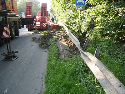 Aufgrund mangelnder Ladungssicherung gerieten zwei Kontergewichte für einen Autokran in einer Linkskurve auf der Ladefläche ins Rutschen und fielen auf die Fahrbahn...  Bild: POL-CUX/obs (Archiv: Vogel Business Media)