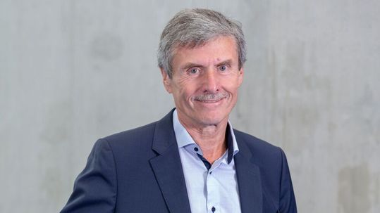 Pfichtet Mercedes-Benz bei! Auch für den Autobranchenexperten Ferdinand Dudenhöffer ist die 35-Stunden-Woche ein Auslaufmodell, wenn man sich die Lage der Autohersteller betrachtet ...(Bild:  CAR)