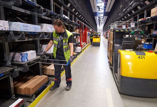 Großvolumige Artikel werden wegeoptimiert über das Witron-CPS-System kommissioniert.(Bild:  Witron)