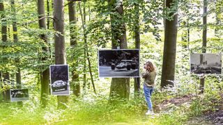 Der Leitz-Park in Wetzlar präsentiert im angrenzenden Waldgebiet mit der Fotoausstellung „Grüne Hölle Nürburgring" des Fotografen Hans Peter Seufert ein neues Outdoor-Highlight. (Bild: H. P. Seufert/AMS)
