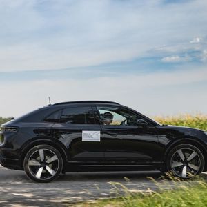 Im Vergleich zum Schwestermodell Audi Q6 e-tron wird beim Macan electric die E-Maschine weiter hinten sitzen.(Bild:  Porsche)