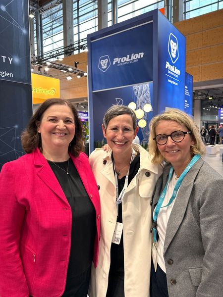 Karin Hernik (APC) kam mit der Strassenbahn, um Lilli Kos und Stephanie Steen (ITB) zu treffen. (Bild: Vogel IT-Medien)