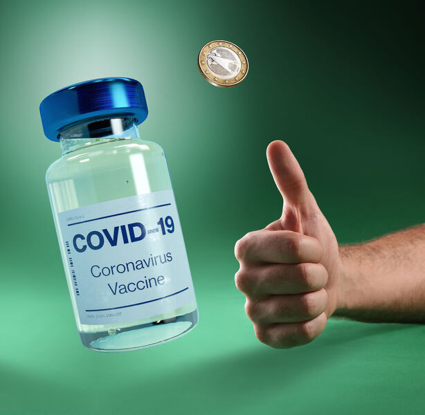 Geschüzt oder nicht? Der Impfstoff von Curevac wird wegen seiner geringen Wirksamkeit von knapp 50 Prozent keine baldige EU-Zulassung erhalten (Symbolbild). (Coin Toss (Collage mit Daniel Schludi, unsplash) /  ICMA Photos / CC BY-SA 2.0)