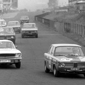 Schneller als Mustang V8 und Mercedes Sechszylinder – die BMW Neue-Klasse-Typen auf der Rennstrecke.(Bild:  BMW AG)