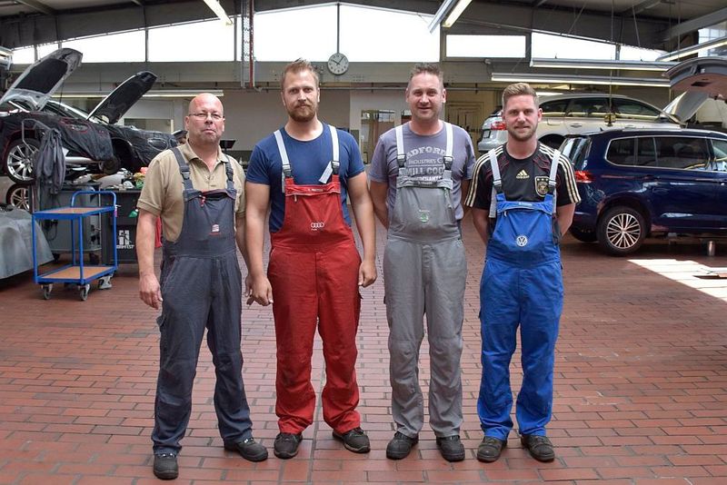 Wenn man die vier Pkw-Marken des Volkswagen-Konzerns betreut, dann braucht man auch Hosen in vier unterschiedlichen Farben. (Bild: Jan Rosenow)