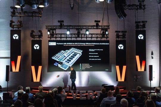 Rod Evans (Nvidia) erklärt in seiner Keynote, warum Rechenzentren heute an der Zeit bis zum ersten Token gemessen werden.(Bild:  Vertiv)