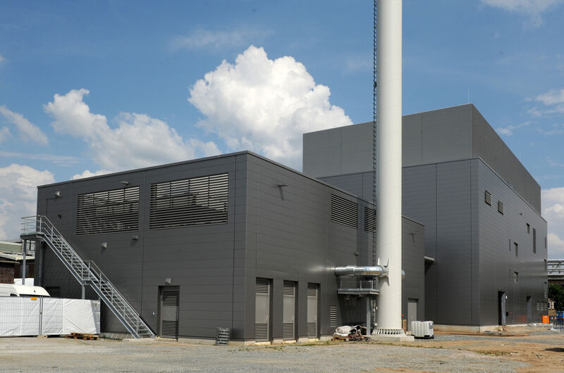 Das neue Blockheizkraftwerk ist Teil der Energiezentrale, welche die pharmazeutische Produktion und Forschung am Standort versorgt. (Bild: Merck)