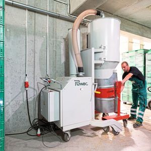 Die höhenverstellbare Abscheideeinheit und die kippbare Transportvorrichtung ermöglichen eine einfache und schnelle Entleerung des Sauggutbehälters.(Bild:  Ruwac)