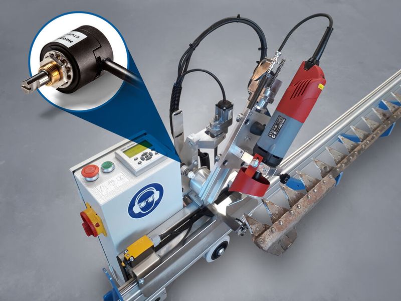 Der ETI-Drehgeber von Megatron „dirigiert“ das Messerschärfgerät an die richtige  Position am Mähbalken. (Bild: BBS GmbH/Montage K+P )