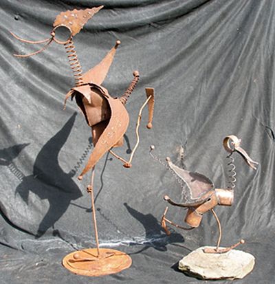 Ein großer Vogel (165 cm hoch) und ein kleiner Vogel (50 cm hoch). (Archiv: Vogel Business Media)