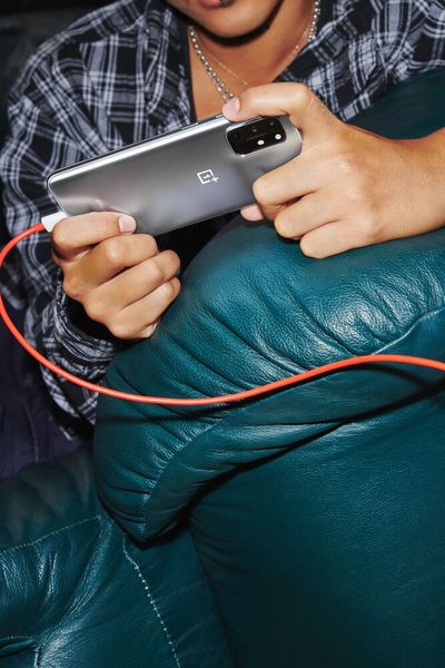 Mit der Warp-Charge-65-Technologie von Oneplus soll das Smartphone innerhalb von 15 Minuten die Energie für einen ganzen Tag liefern. (Oneplus)