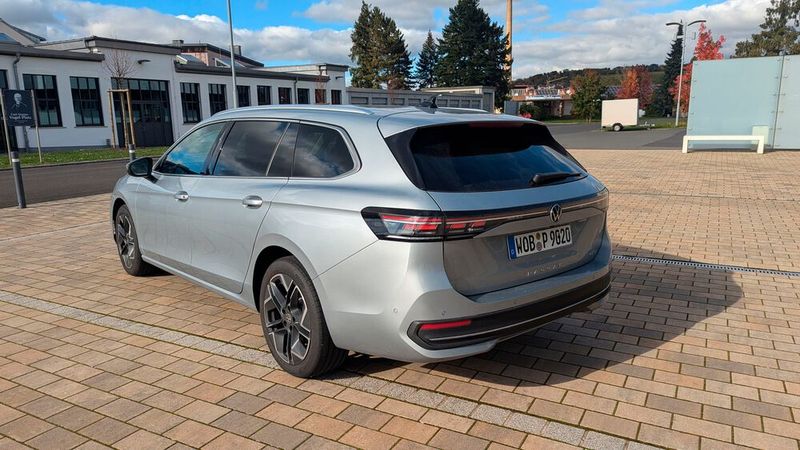 Wenn die Rückleuchten nicht so wuchtig wären, könte man von einer wirklich gelungenen Heckansicht sprechen. (Bild: Mauritz – VCG)