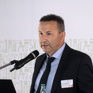 Uwe Stürzbecher von der Handwerkskammer Chemnitz führte in das Thema Euro 7 und die neuen Emissionsgrenzen ein.(Bild:  Zietz/»kfz-betrieb«)