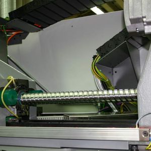 2 Viele Vorteile in der Anwendung: Neben hoch genauen oder hoch dynamischen Werkzeugmaschinen, die durch die ETA+ - Technik deutlich an Performance gewinnen, profitieren alle Anwendungen vor der längeren Lebensdauer und der Verminderung des Laufgeräusches, die mindestens so deutlich ist wie bei Verwendung einer Kugelkette