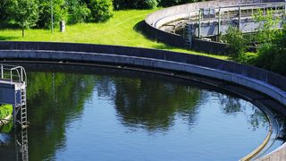 Abb. 1: Über Abwasser und Klärschlamm aus Kläranlagen werden Mikroplastikpartikel direkt in die Umwelt eingetragen. (© darknightsky / Fotolia.com)