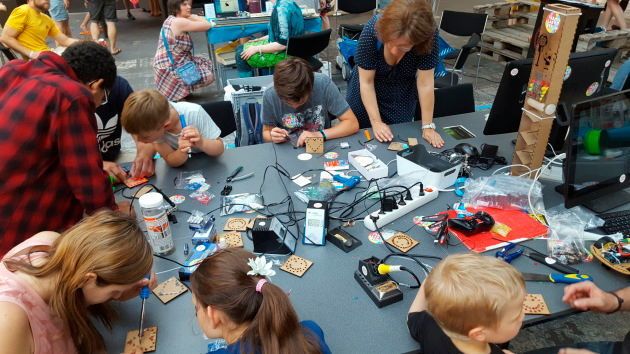 Auch die jungen Maker vom Tekkietorium, bei denen man sich elektronische Namensschilder löten konnte, fanden regen Zulauf.  (Jana Micus)