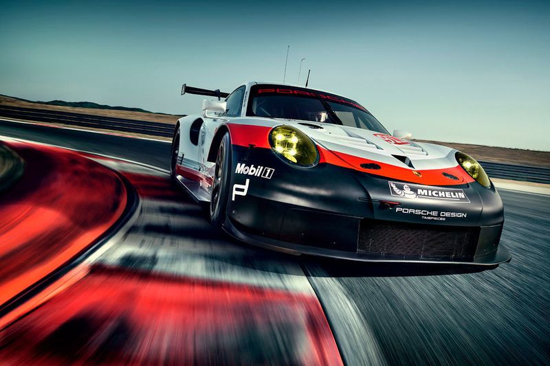 Der neue Porsche 911 RSR hat einen Motor vor der Hinterachse und soll damit fahrdynamisch wieder an den Wettbewerb von Ferrari und Ford anschließen. (Porsche)