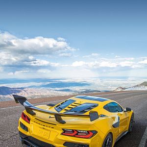 Heckansicht der Corvette ZR1 mit Blick auf die geteilte Heckklappe und den beiden Lufteinlässen an den Seiten. Diese werden für alle Coupé-Versionen der Corvette von Graepel geliefert. Außerdem sind die fünf Stoßstangengitter und Auspuffblenden zu sehen, die bereits für das Vorgängermodell von Graepel kamen. (Bild:  Chevrolet)