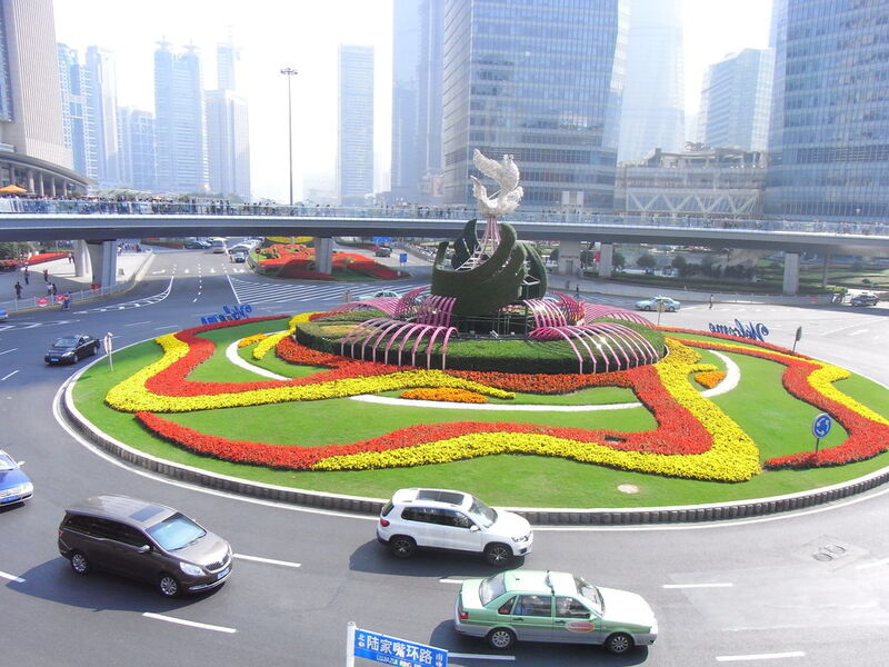 Die bunteste Blumenpracht kann nicht hinwegtäuschen über die Dunstglocke, die mittlerweile über chinesischen Megastädten wie Shanghai hängt. (Bild: Maienschein)