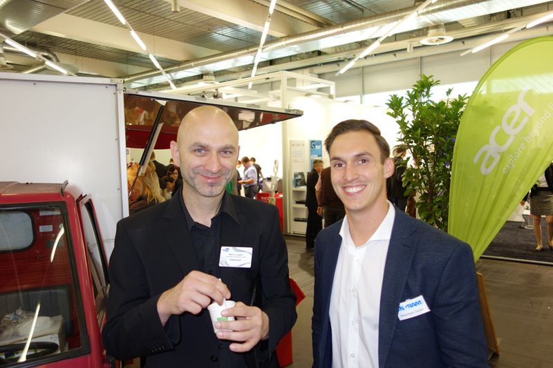 Mit einem Espresso erstmal durchstarten: Marco Lippert (l.) und Maximilian Dopfer, Ingram Micro (Bild: IT-BUSINESS)
