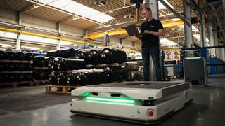 The KMP 1500P is used in the Krone plant in Werlte to minimize forklift traffic. (Image:Kuka)