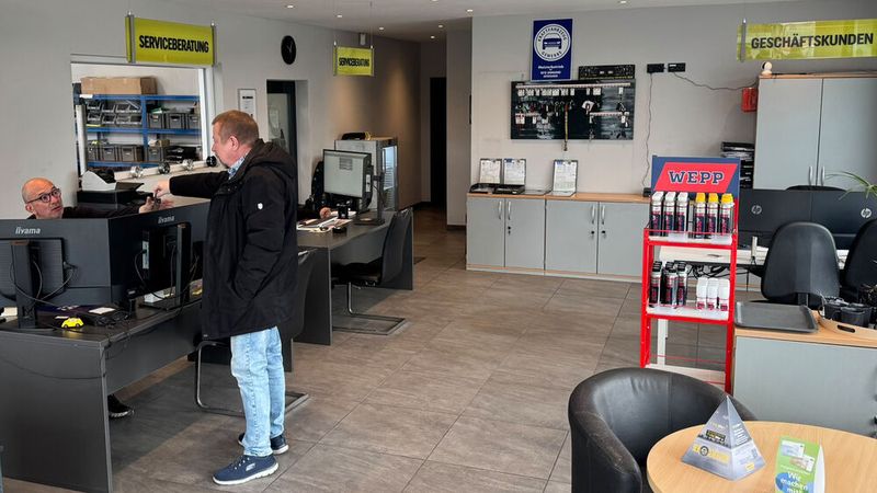 Auch Privatkunden sind willkommen – das Kundenzentrum von Lindners Boxenstopp ist für beide Welten ausgelegt. (Bild: Schreiner – VCG)