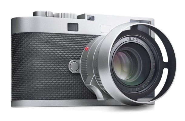Red Dot Award 2015 - Leica M Edition 60: Die Leica M Edition 60 ist eine limitierte Sonderedition, die deutlich die formale Verbindung der beiden Designsprachen von Audi und Leica zeigt. Ihre Ausstattung ist auf die wesentlichen Funktionen, die zum Fotografieren benötigt werden, reduziert: Zeit, Blende, Entfernung und ISO-Empfindlichkeit. Aus diesem Grund findet sich anstelle eines Displays lediglich das ISO-Einstellrad. Die sichtbaren Metallteile von Kamera und Objektiv bestehen aus Edelstahl, der gleichermaßen widerstandsfähig wie beständig ist und einen langen Werterhalt garantiert. (Bild: Red Dot)