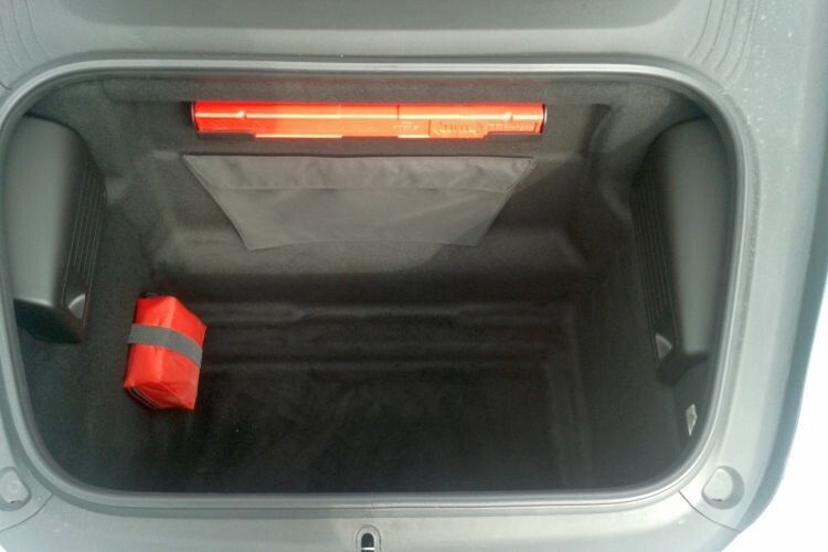 Große Klappe, vieles darunter? Der vordere Kofferraum ist ordentlich bemessen und macht zusammen mit dem hinteren Pendant den Boxster zu einer Art sportlichem Kofferraumwunder (280 Liter). (Foto: Dominsky)