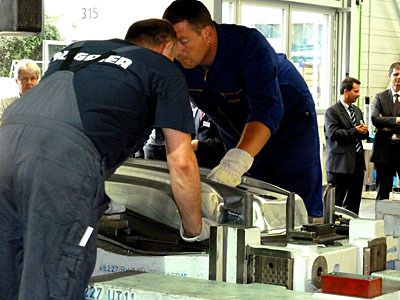 Da muss man auch mal zu zweit ran – wenn es ein bisschen klemmt. (Archiv: Vogel Business Media)