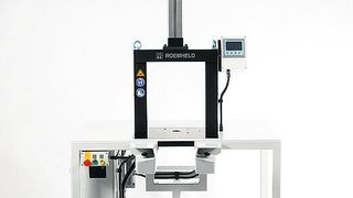 Die Einpressvorrichtung in stabiler Portalbauweise ist aus standardisierten Modulen aufgebaut. (Bild: Römheld)