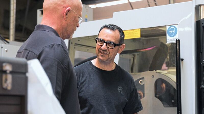 Der AB-Tools-Präsident Jonathan Baker (links) mit Alfred Lyon, Shop Supervisor und Schleifmaschinenexperte bei AB Tools, nach einem Leistungstest mit der MX7 Linear von Anca. (Anca)