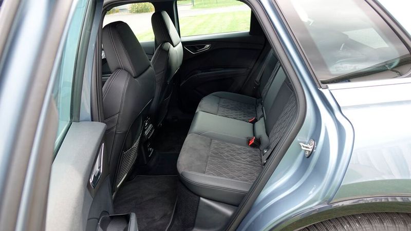 5. Die Rücksitze: Hinten geht es ebenfalls sehr geräumig und bequem zu. Die Passagiere haben eine eigene Klimazone sowie drei Steckdosen ... (Bild: Rosenow – »kfz-betrieb«)