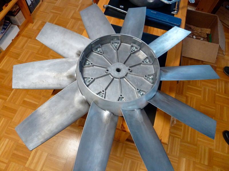 Ein druckgegossener, zehnflügeliger Kühlerrotor – ebenso gratfrei und kaum porös. Ohne Nacharbeit kann er eingesetzt werden, trotz eines Gesamtgewichts von 42 Kilogramm. (Aage)