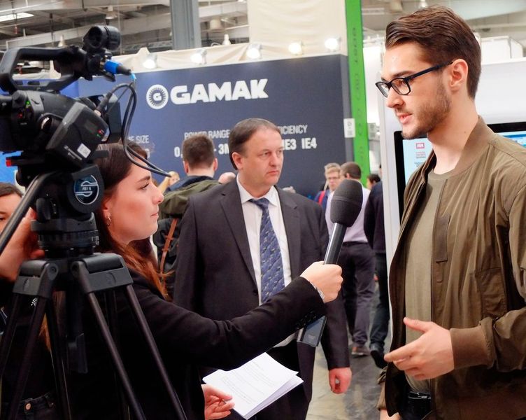 Beim Webcast-Dreh mit IOTA-Founder Dominik Schiener (Bild: Schreier)