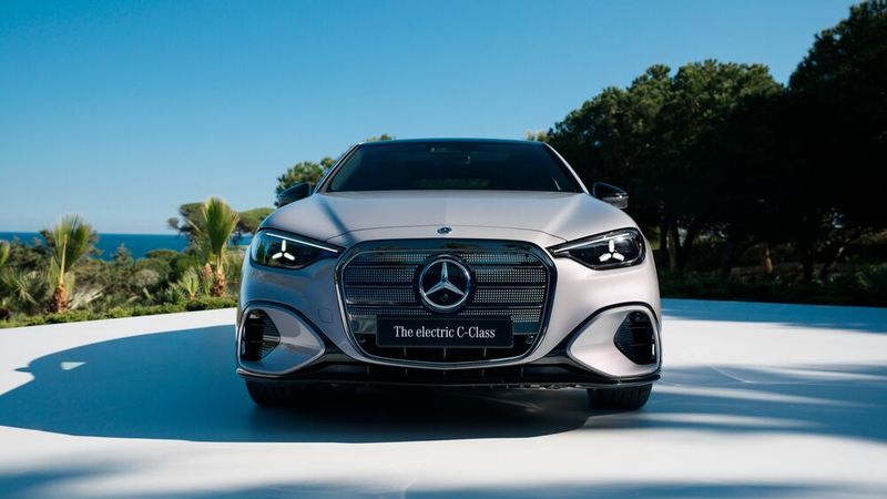 An den Start schicken die Stuttgarter ihre elektrische Limousine zunächst als C 400 4Matic. (Bild: Mercedes-Benz)