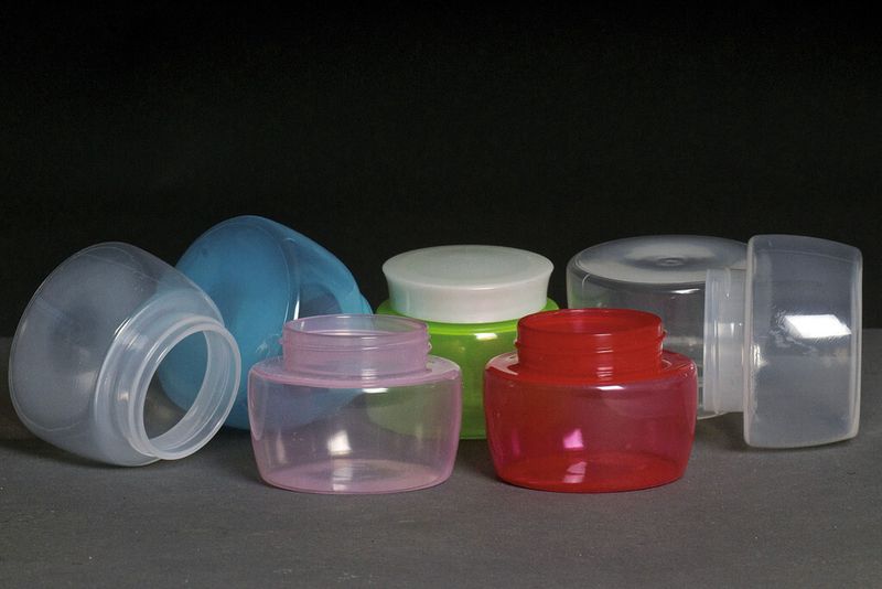 Bild 2: Mit der Kombination von Spritzgieß- und Blasformprozess ist die Fertigungseffizienz bei Weithalstiegeln für konventionelle Fertigungsverfahren unschlagbar. (Bild: Cantoni)