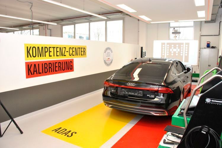 In seiner Münchner Filiale hat Carglass sein erstes von drei geplanten Kompetenzcentern eröffnet. Neben einem exakt ebenen Boden verfügt der Messplatz auch über vielfältige Schaltmöglichkeiten der Deckenbeleuchtung, um diesen Einfluss auf den Kalibriervorgang erproben zu können. (Dominsky)