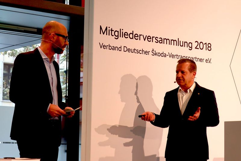Die wirtschaftliche Lage beleuchteten auf der Jahreshauptversammlung des Skoda Partnerverbands Moderator und MDR-Journalist Lars Sänger (li.) und Thomas Peckruhn, Präsident des Verbands. (Bild: Grimm / »kfz-betrieb«)