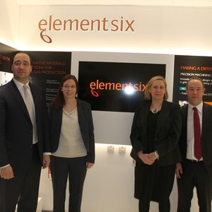 Wollen gemeinsam mit den Kunden entwickeln: Geschäftsführer Dimitrios Livadas und Technikspezialistin Jana Haas-Wittmuess von Element Six Deutschland sowie R&D Manager Sally Purdie und Applcations Engineering Manager Dr. Wayne Leahy vom GIC (von links).