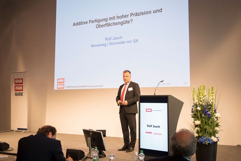 Rolf Jauch, Newemag Werkzeugmaschinen zeigte wie Additive Fertigung mit hoher Präzision und Oberflächengüte funktioniert. (Thomas Entzeroth)