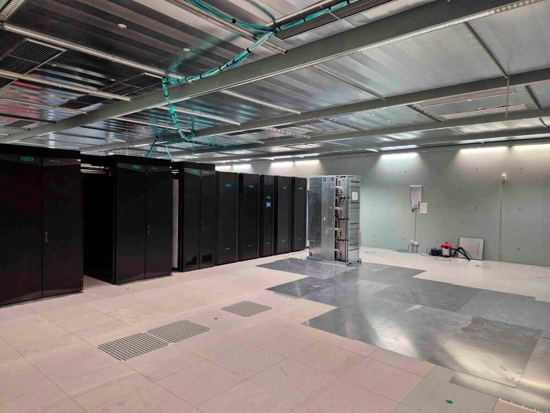 Hier stand er einmal, der Supercomputer „Hawk“. Das Nachfolgemodell „Hunter“ ist übrigens flüssiggekühlt und nimmt viel weniger Platz ein.  (Bild: HLRS)