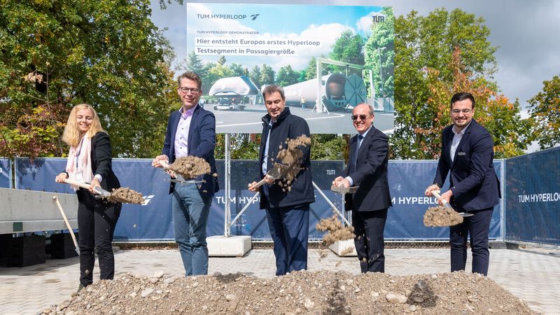 Von links: Raphaela Schiburr, Forschungsgruppe TUM Hyperloop, Markus Blume, Bayerischer Staatsminister für Wissenschaft und Kunst, Markus Söder, Bayerischer Ministerpräsident, Gerhard Kramer, Geschäftsführender Vizepräsident für Forschung und Innovation der TUM, Gabriele Semino, Forschungsgruppe TUM Hyperloop.(Bild:  Andreas Heddergott / TU Muenchen)