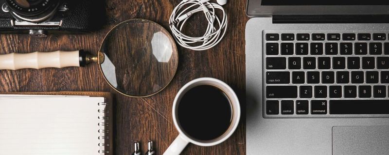 Kaffee gilt eines der Lieblingsgetränke der Deutschen, da er nicht nur ein unverzichtbarer Energielieferant am Morgen ist, sondern auch die perfekte Begleitung für gesellige Nachmittage. Im Büro wird Kaffee oft als der wahre Held angesehen, denn er fördert die Konzentration und belebt die Kreativität der Mitarbeiter, wenn der Arbeitstag seinen Tribut fordert. (Symbolbild)(Bild:  frei lizenziert/ian dooley / Unsplash)