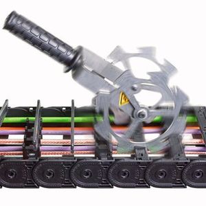 Im Fall der Uniflex Advanced 1455 lässt sich ein Meter Energieführung in drei Sekunden öffnen.