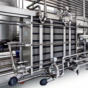Die Hybrid-Version des FrontLine-Wärmetauschers ermöglicht minimale Ausrüstungs- und Installationskosten bei einer erheblichen Reduktion der Produktionslinien-Stellfläche. Wenn er als Kurzzeiterhitzer eingesetzt wird, stellt der FrontLine mehr als 85 Prozent der von dem heißen Produkt genutzten Wärme wieder her, um sie zum Vorwärmen des kalten Produkts wiederzunutzen.