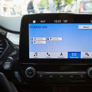 Das digitale Parkleitsystem führt Autofahrer direkt und schnell zum freien Stellplatz. (Bild:  Valéry Kloubert)