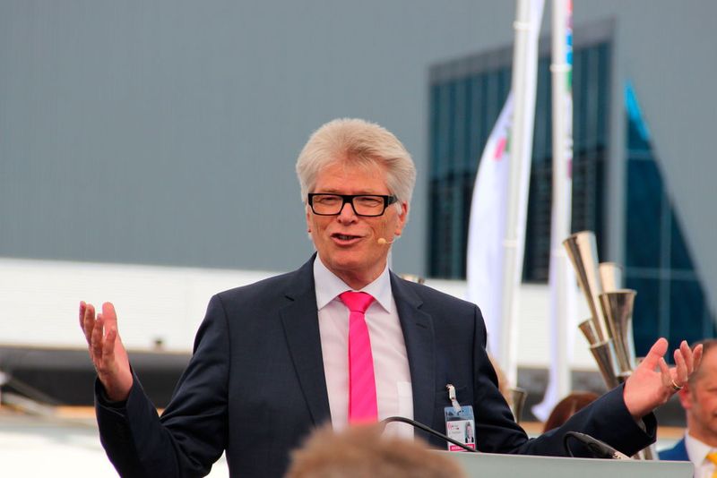 Dr.-Ing. e.h. Friedhelm Loh: „Ich kann verstehen, dass die mit Industrie 4.0 verbundenen riesigen Datenmengen und kritische Sicherheitsüberlegungen noch manch einen Unternehmer vor der Investition zurückschrecken lassen. Aber ich bin überzeugt, wenn wir es hier in Deutschland nicht anpacken, dann überholt uns der Wettbewerb aus dem Ausland.“ (Bild: Reinhold Schäfer)