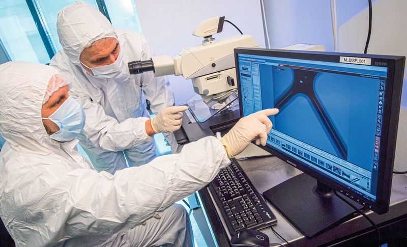 Bild 4: Qualitätsprüfung am GaAs-Wafer. (Kristin Schmidt)